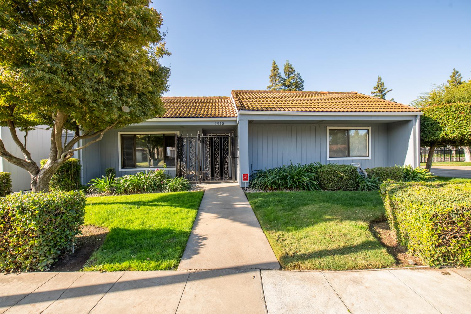 1915 W Santa Ana Ave